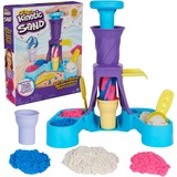 Kinetic Sand, Gelateria Colorata, Sabbia Cinetica Colorata, 396g di Sabbia Blu, Rosa e Bianca, 2 Coni Gelato Giocattolo, 2 Strumenti per Decorare, Giocattoli per Bambini e Bambine, 3+ Anni, Gioco di sabbia
