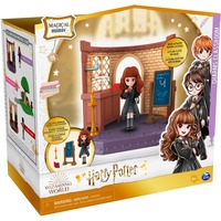 Spin Master Wizarding World, Set Classe di Incantesimi Harry Potter con bambola esclusiva Hermione Granger e accessori - dai 5 anni, Gioco figura Wizarding World , Set Classe di Incantesimi Harry Potter con bambola esclusiva Hermione Granger e accessori - dai 5 anni, Azione/Avventura, 5 anno/i, Multicolore